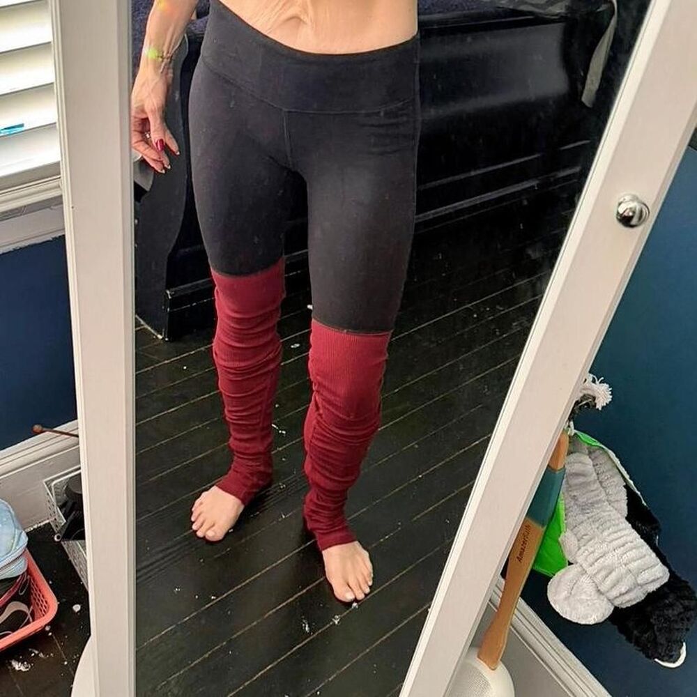ALO Yoga Goddess Leggings Low Rise Leg Warmer Black Maroon Size M